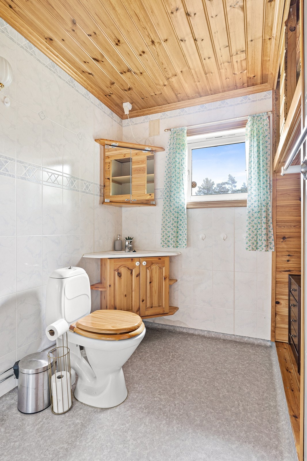 Badet har gulvbelegg med varmekabler, baderomsplater på vegg og panel i tak. Galleribilde