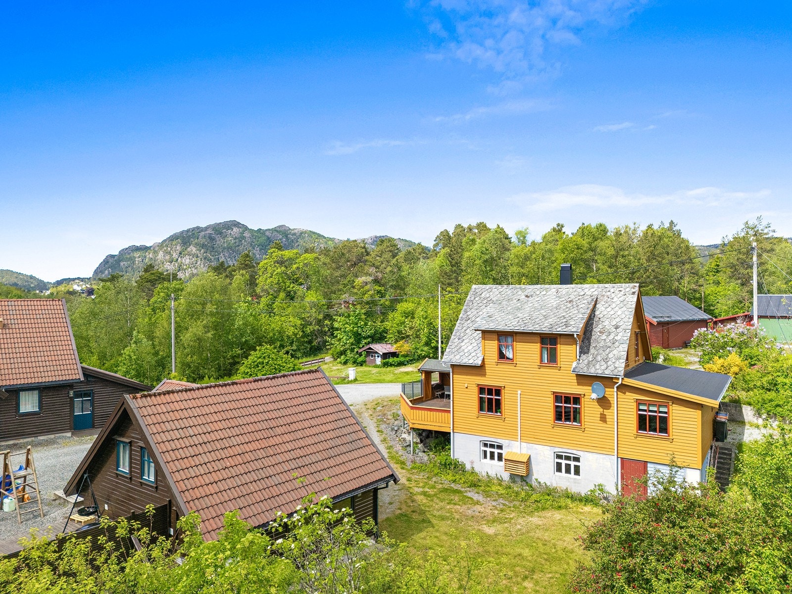 Sagvåg barnehage, både avdeling Tjødnalio og Nysæter, samt Sagvåg Maritime Fus barnehage, ligger alle innen kort avstand, noe som gjør det enkelt for småbarnsfamilier. Galleribilde