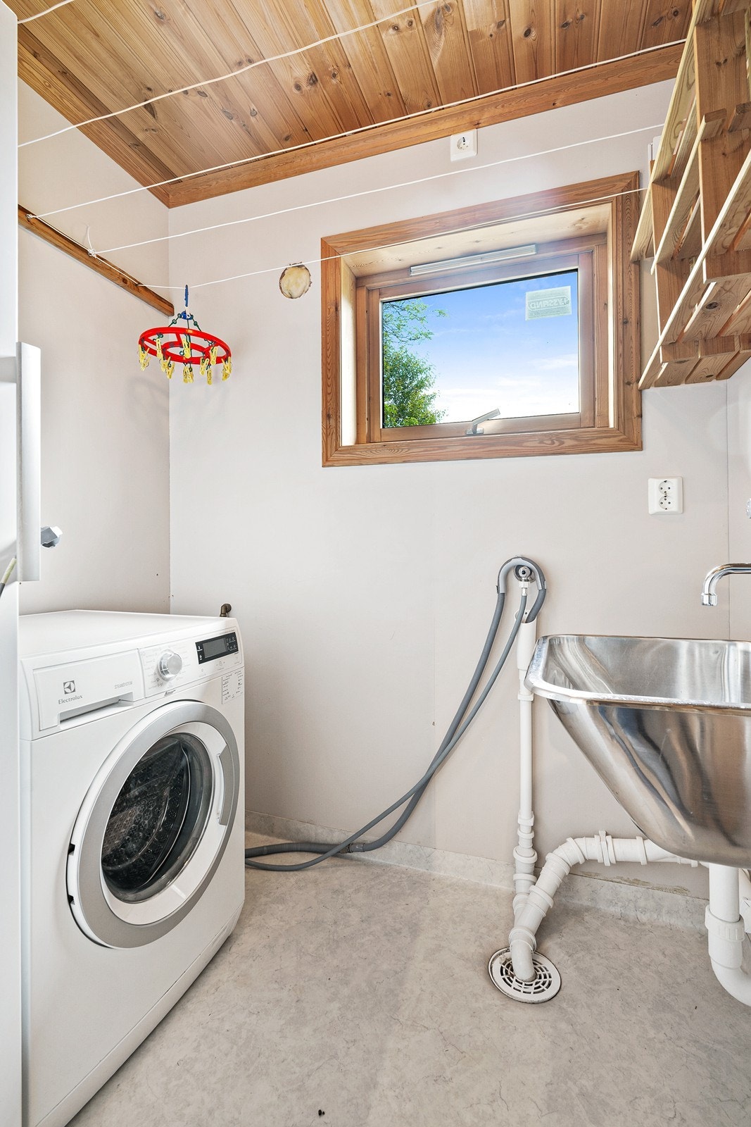 Vaskerommet har gulvbelegg, malte veggplater og panel i tak. Galleribilde