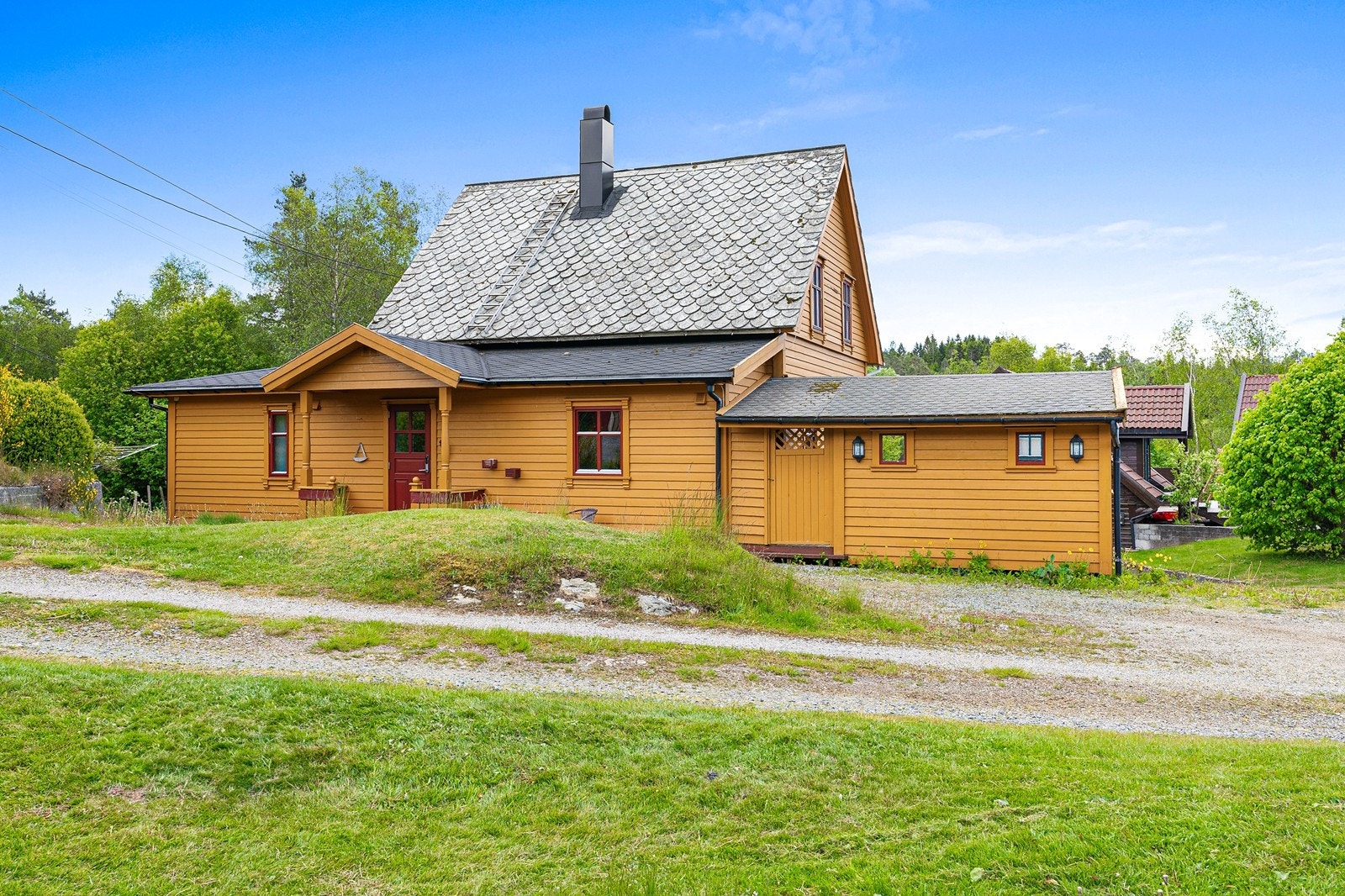 For familier med barn er det kort vei til både Tjødnalio skule (1-7 kl.) og Nysæter ungdomsskule (8-10 kl.), som begge ligger i nærheten. Galleribilde