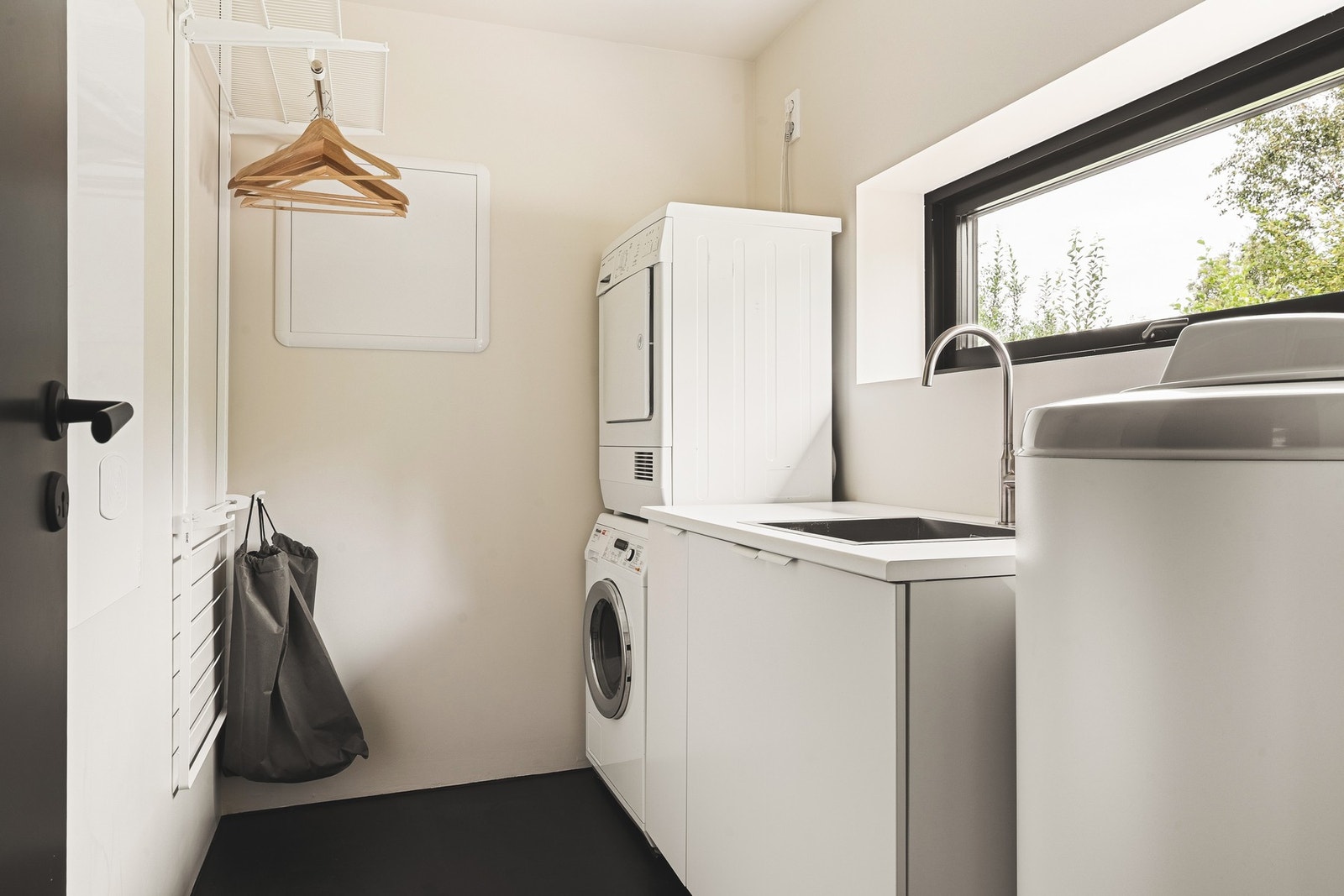 I tillegg er det et separat vaskerom med plass til vaskemaskin og ekstra oppbevaring - en sjelden, men svært praktisk detalj i en hytte. Det er varmekabler på begge badene, samt vaskerom. Galleribilde