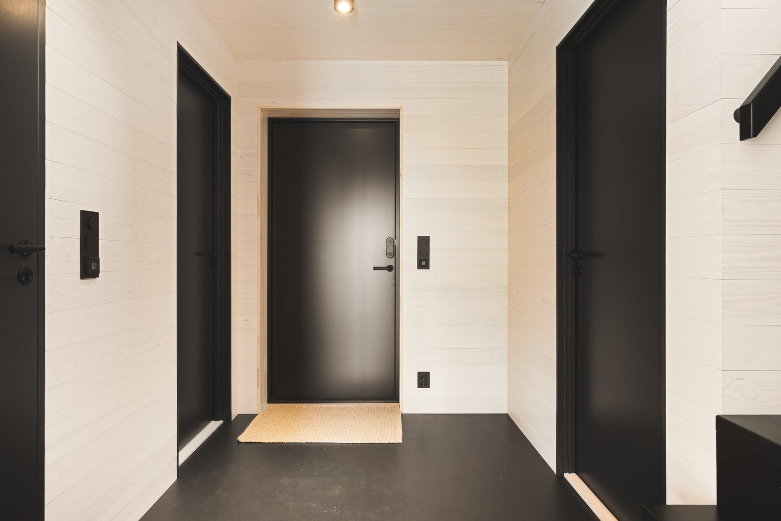 I hovedetasjen ønskes du velkommen inn via en romslig entré med plass til garderobe og oppbevaring. Galleribilde