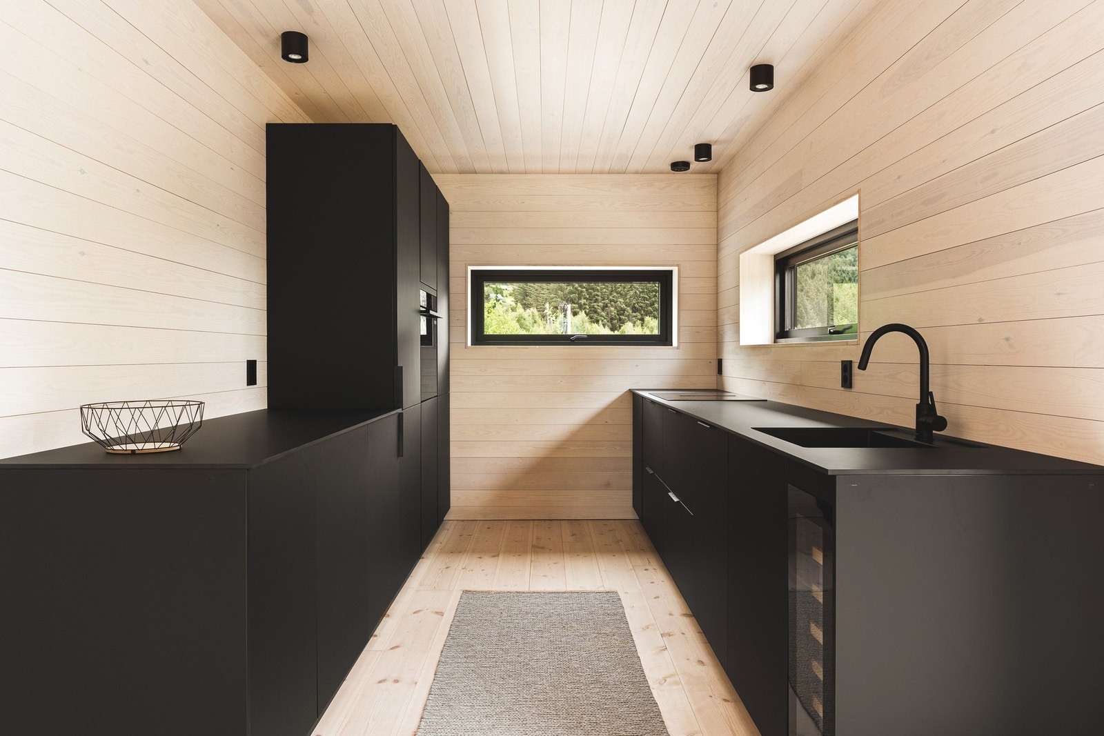 Av integrerte hvitevarer er det: Stekeovn, oppvaskmaskin, vinskap, platetopp med integrert ventilator og kjøleskap m/frysedel. Galleribilde