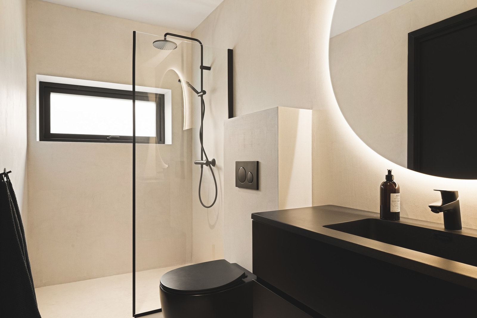 Badene er begge innredet med microsement på gulv og vegger, dusjløsning og baderomsinnredning. Galleribilde