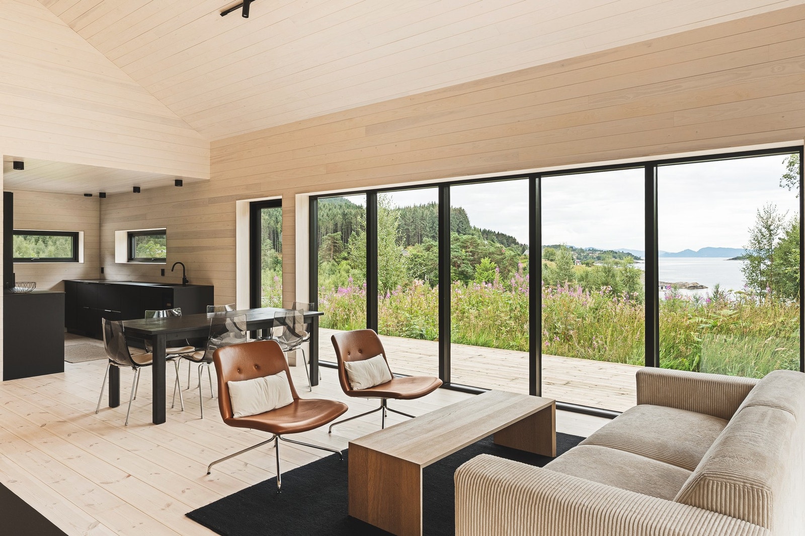 De arkitektoniske detaljene gir hytten et moderne og eksklusivt uttrykk, samtidig som det er lagt vekt på å bevare den lune hyttefølelsen. Galleribilde
