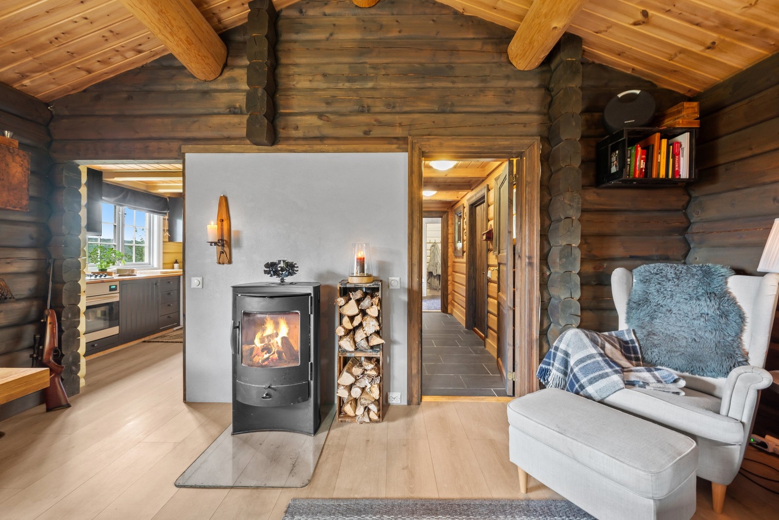 Mulighet for vedfyring bidrar til en hyggelig atmosfære. Galleribilde