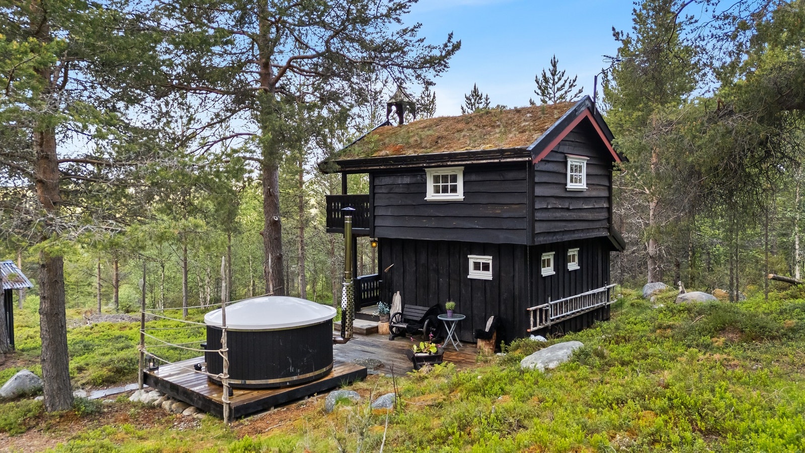 Platting med vedfyrt badestamp med glassfiberkar. Galleribilde