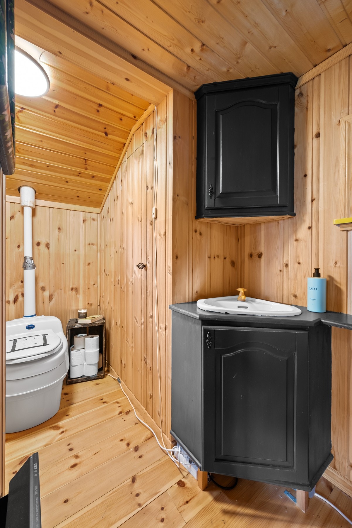 Utstyrt med servant og forbrenningstoalett. Galleribilde