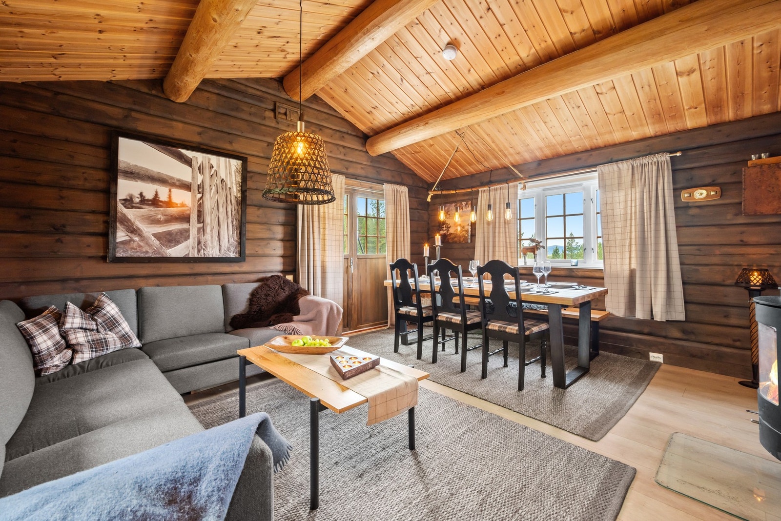 Direkte utgang til terrasse på sørsiden av bygget. Galleribilde