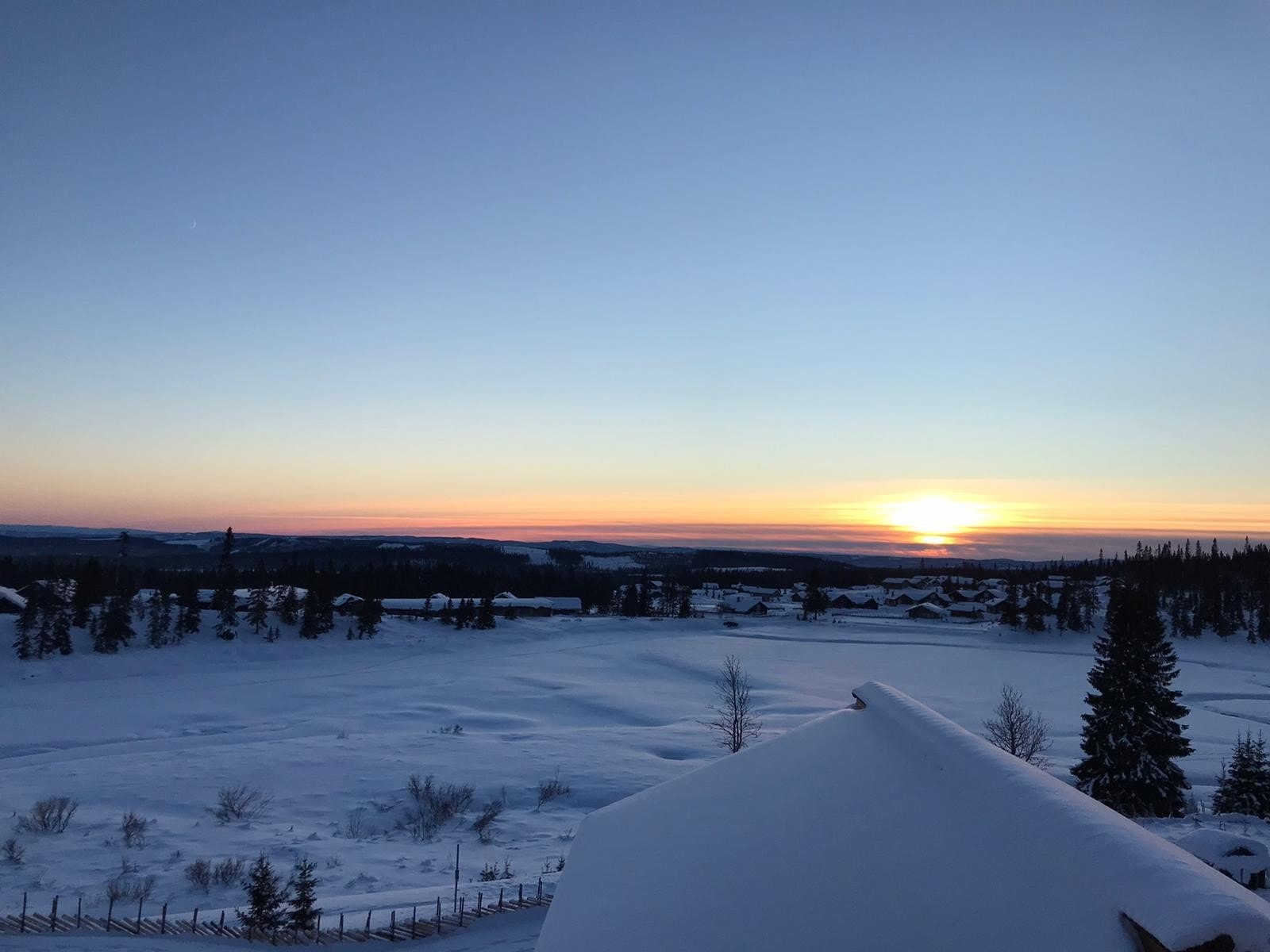 Fra leiligheten er det flott utsikt over Landetjernet og området. Galleribilde