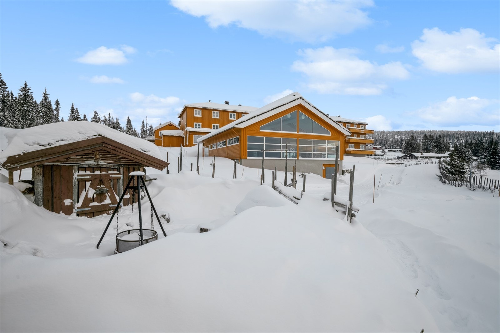 Foran leilighetsbygget er det en koselig uteplass med bålpanne og sitteplasser. Galleribilde