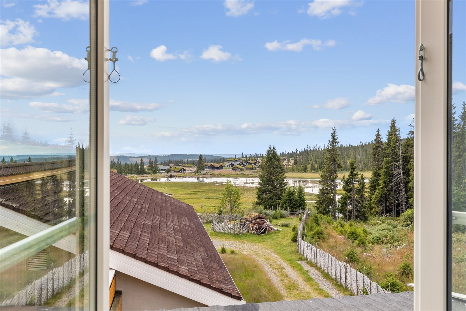 Fra leiligheten er det flott utsikt over Landetjernet. Galleribilde