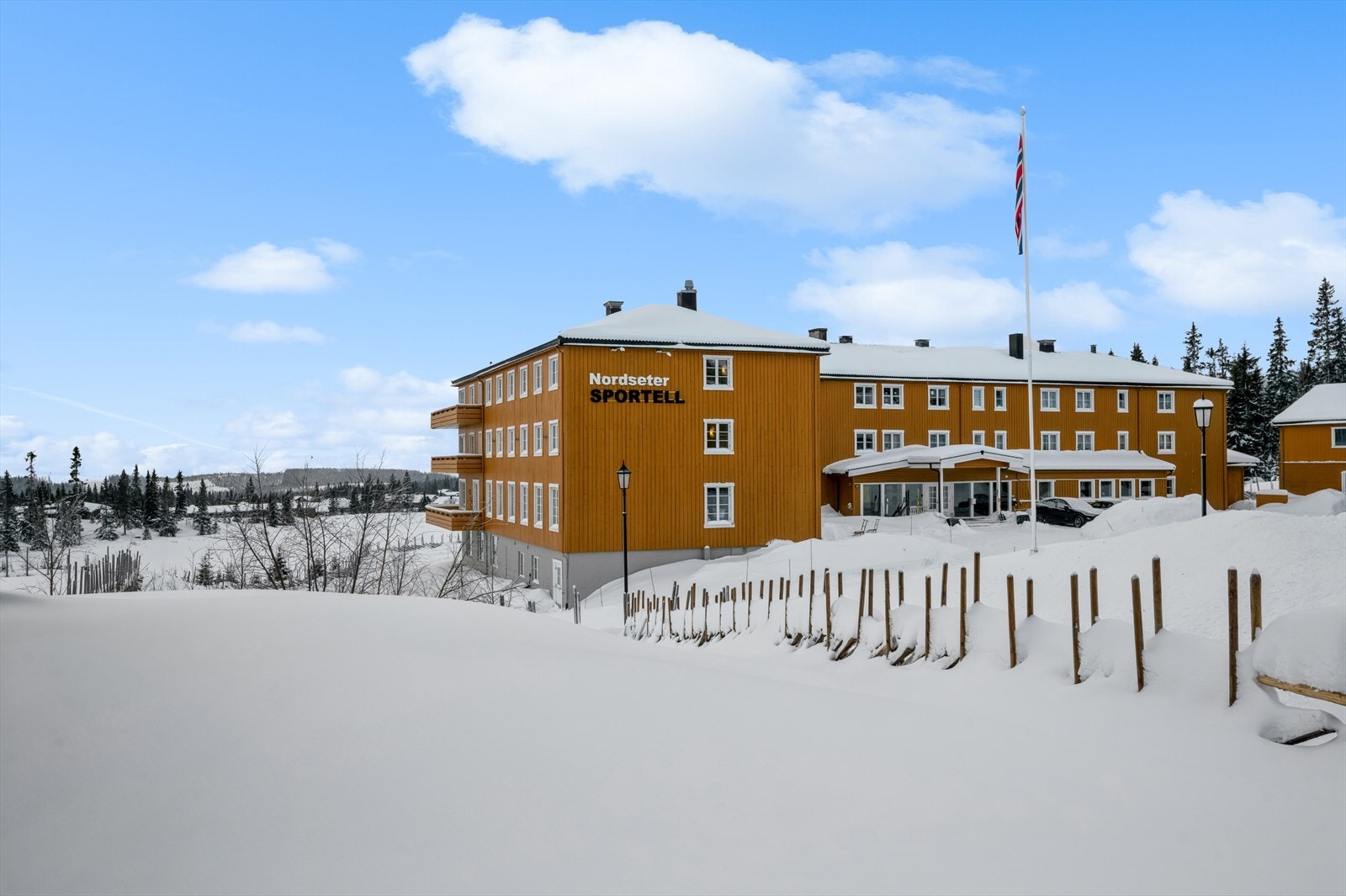 Parkering i felles garasjeanlegg. Det er 12 felles ladeplasser for elbilder i garasjen. Galleribilde