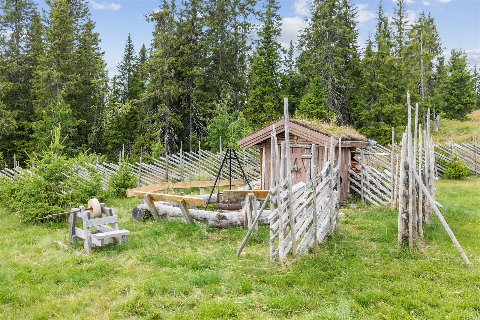 Foran leilighetsbygget er det en koselig uteplass med bålpanne og sitteplasser. Galleribilde