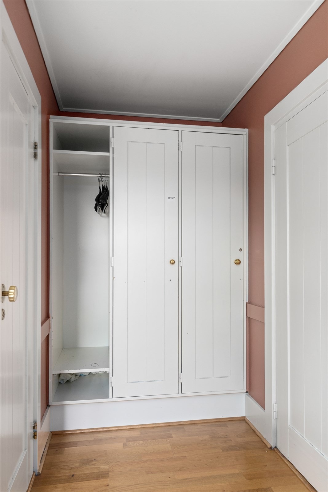 I stuedelen er det plassbygd skap med oppbevaringsmuligheter. Galleribilde