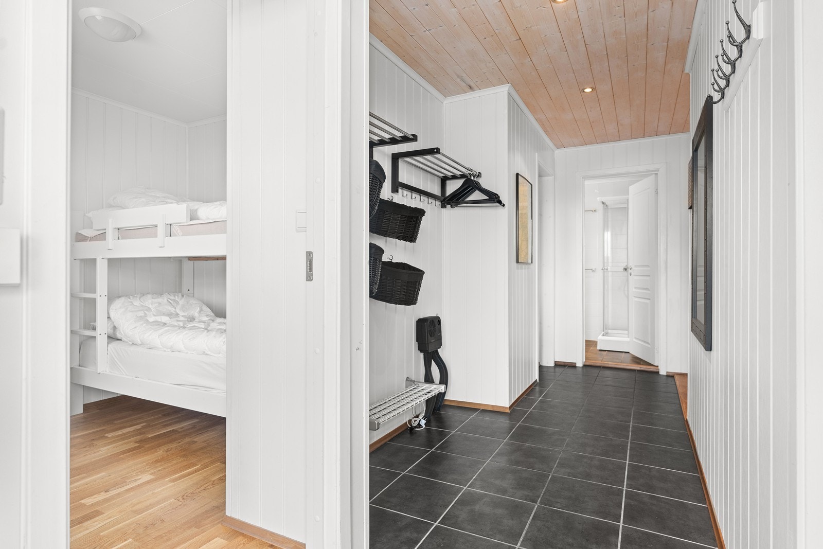 Praktisk inngangsparti med flislagt gulv og varmekabler. Galleribilde