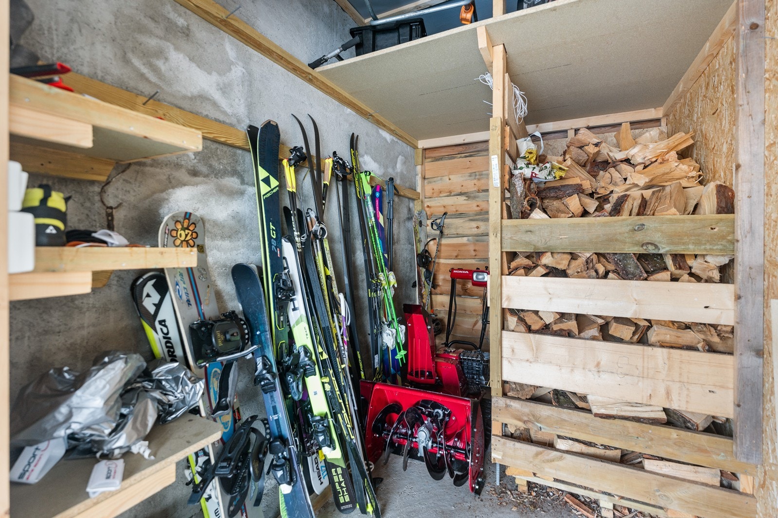 Romslig bod med skioppbevaring og vedlager. Ideell lagringsplass. Galleribilde
