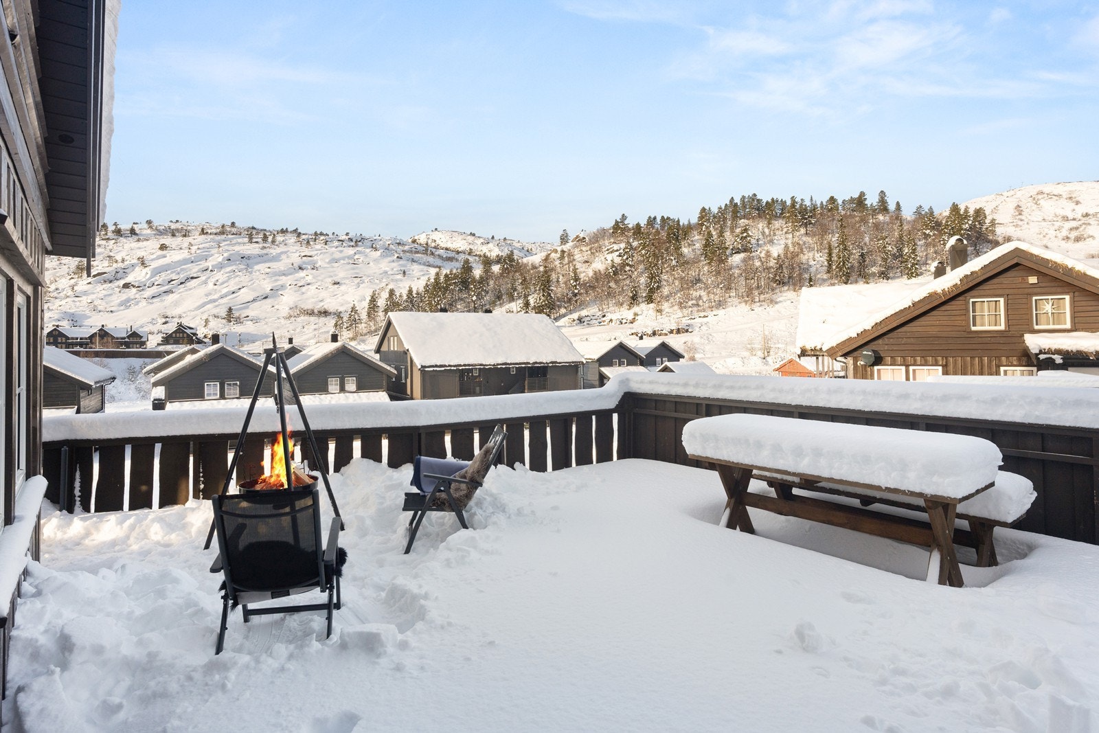 Fin og romslig uteplass. Et hyggelig sted å oppholde seg hele året. Galleribilde