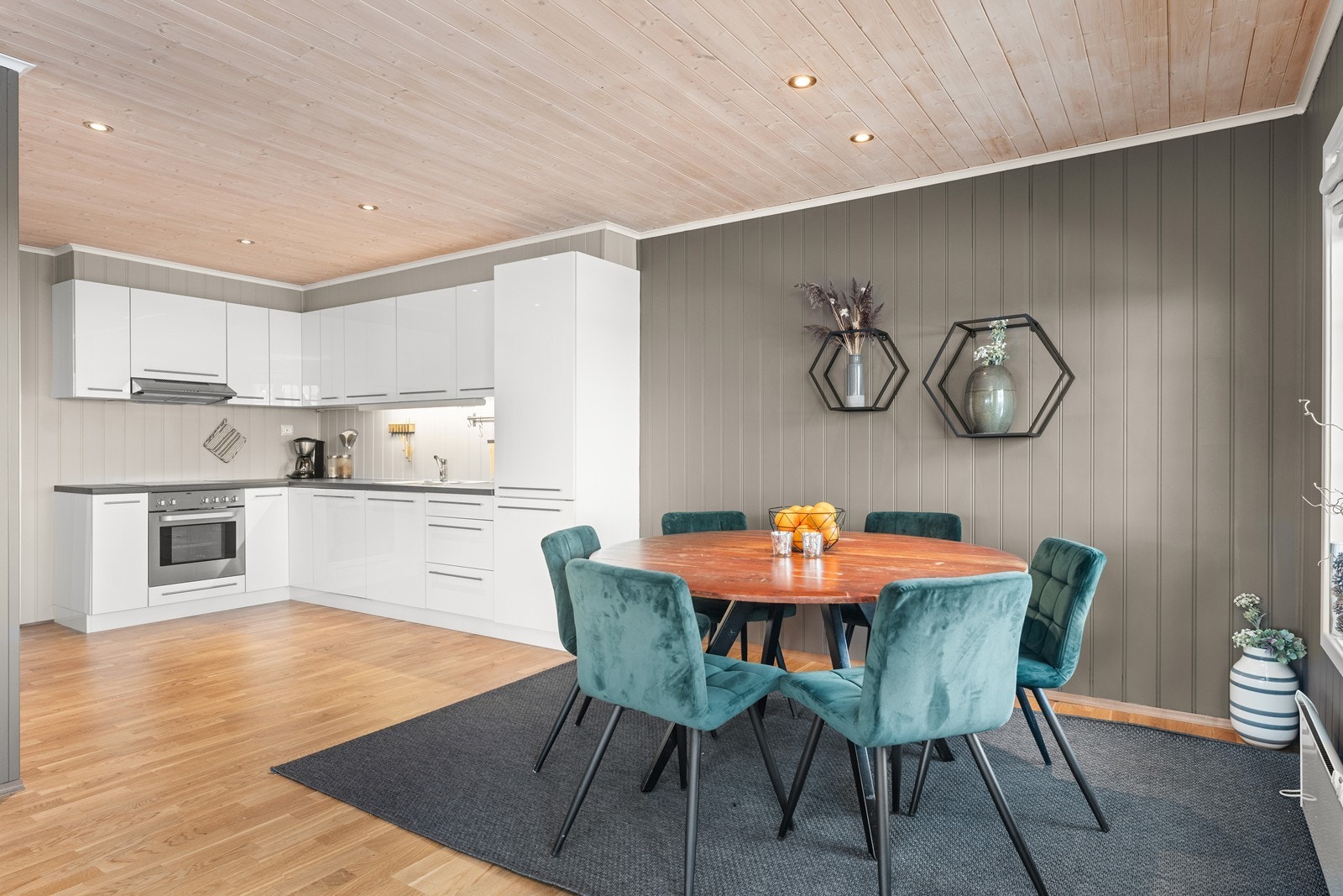 Moderne kjøkken med åpen løsning. Perfekt for sosiale sammenkomster og hverdagsliv. Galleribilde