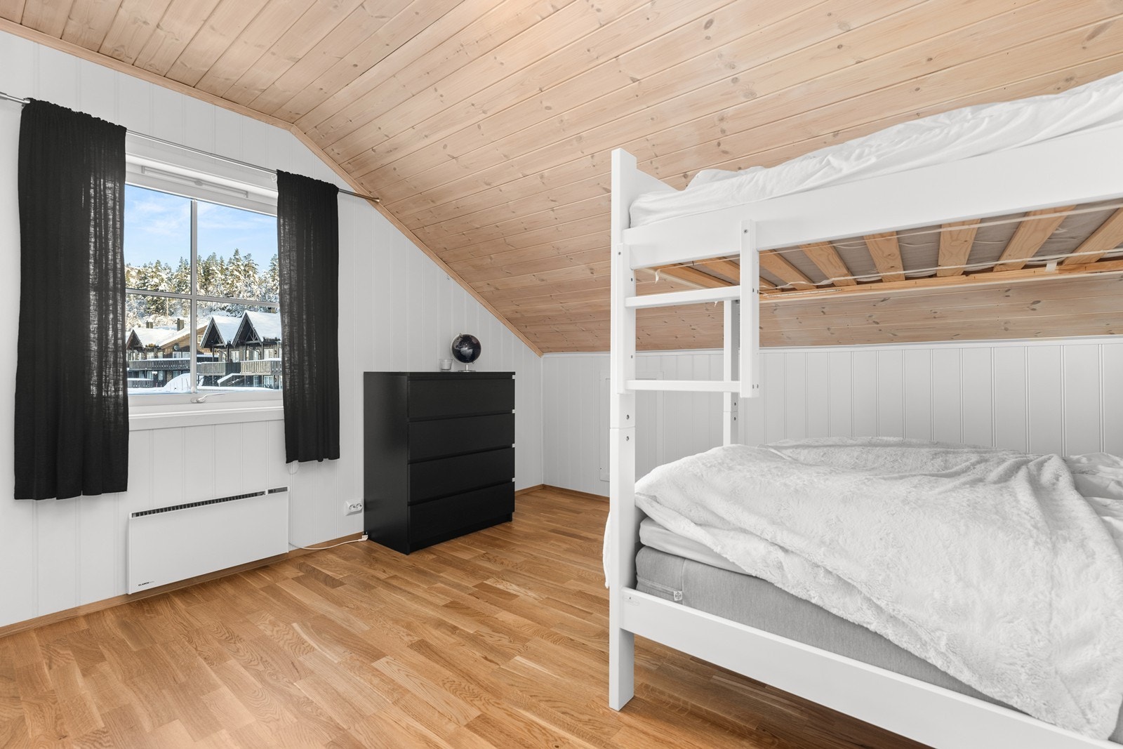 Soverom 4. Lyst og innbydende rom med skråtak. Galleribilde