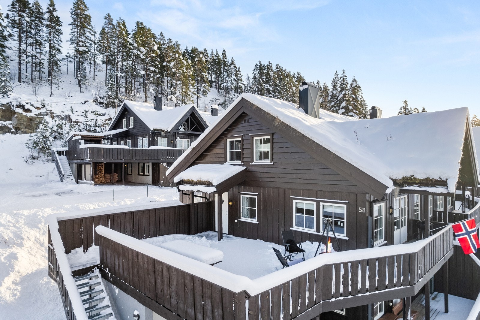 Adkomst via trapp opp til egen terrasse. Galleribilde