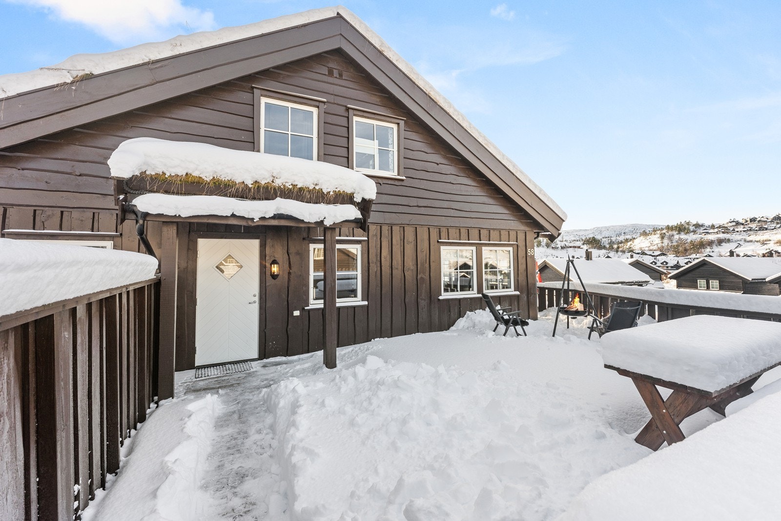 Inngangsparti via den store uteplassen. Galleribilde