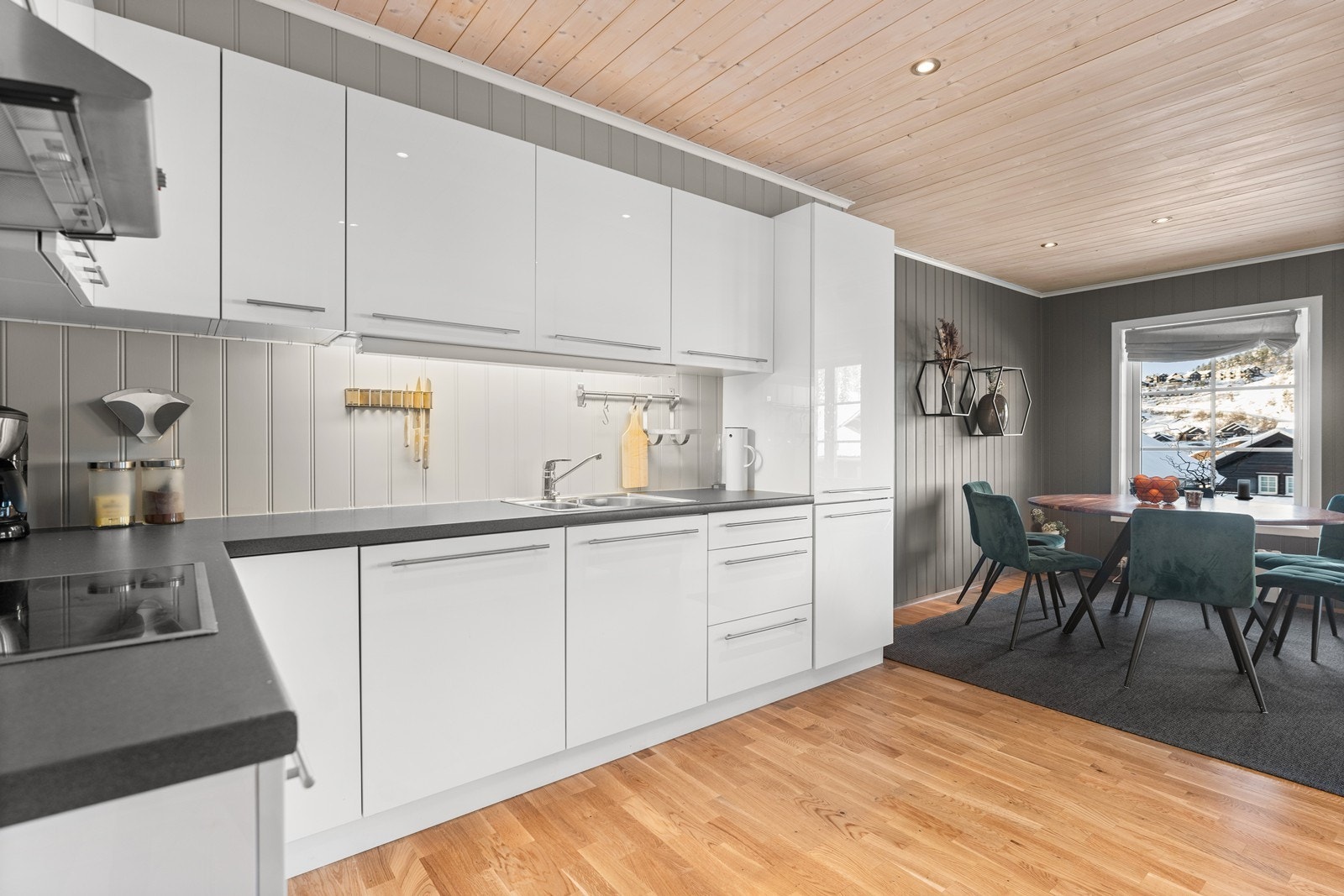 Kjøkken med åpen løsning mot spiseplass. Galleribilde