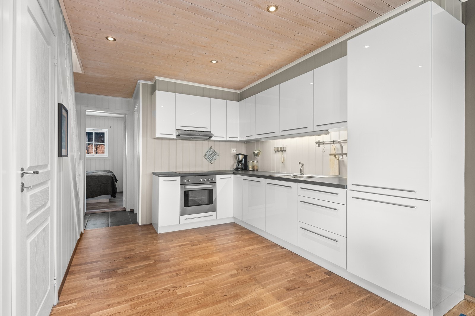 Praktisk innredning med god skapplass. Alle hvitevarer følger. Galleribilde