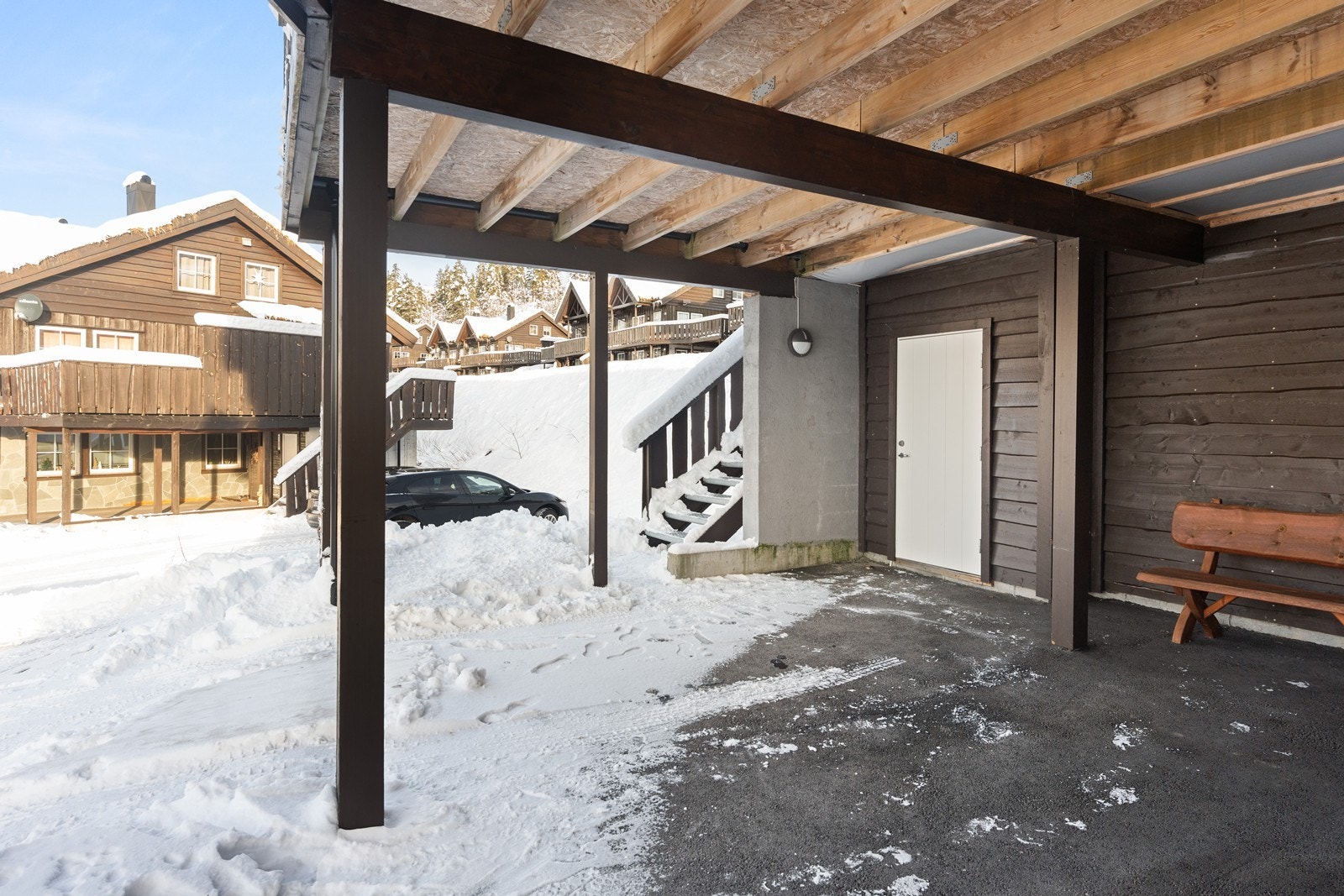 Egen parkeringsplass i carport, foran boden. Galleribilde