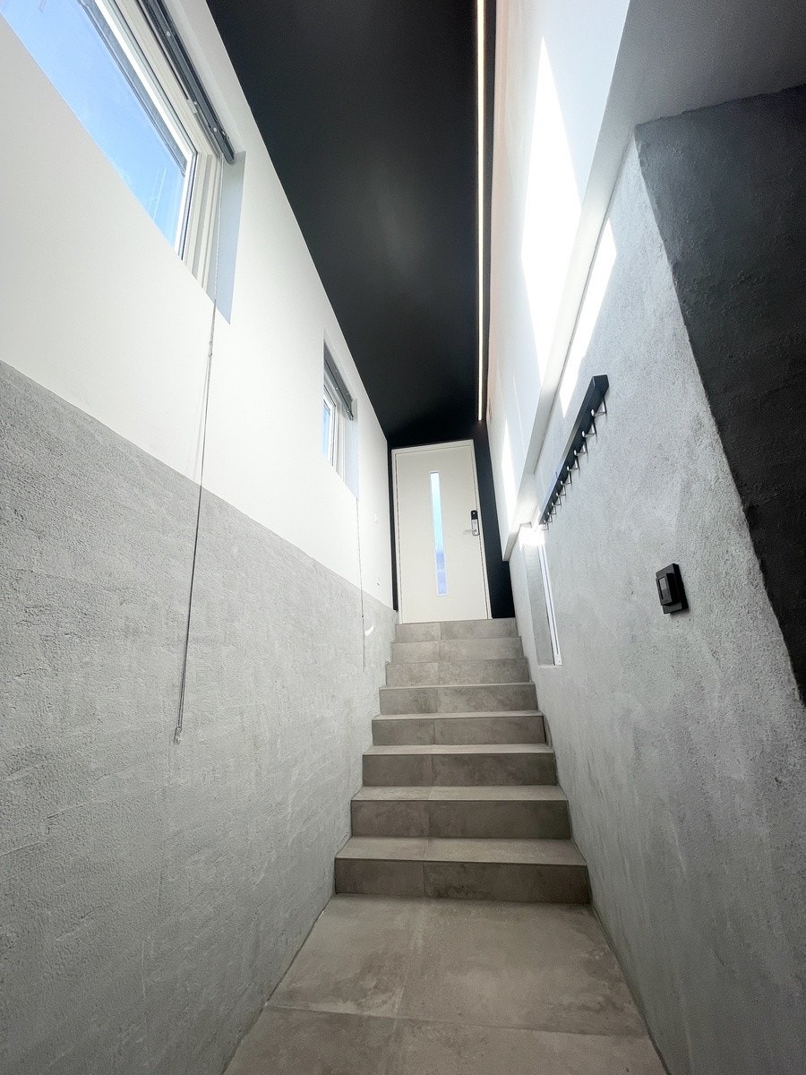 Lys og luftig gang med stor takhøyde Galleribilde