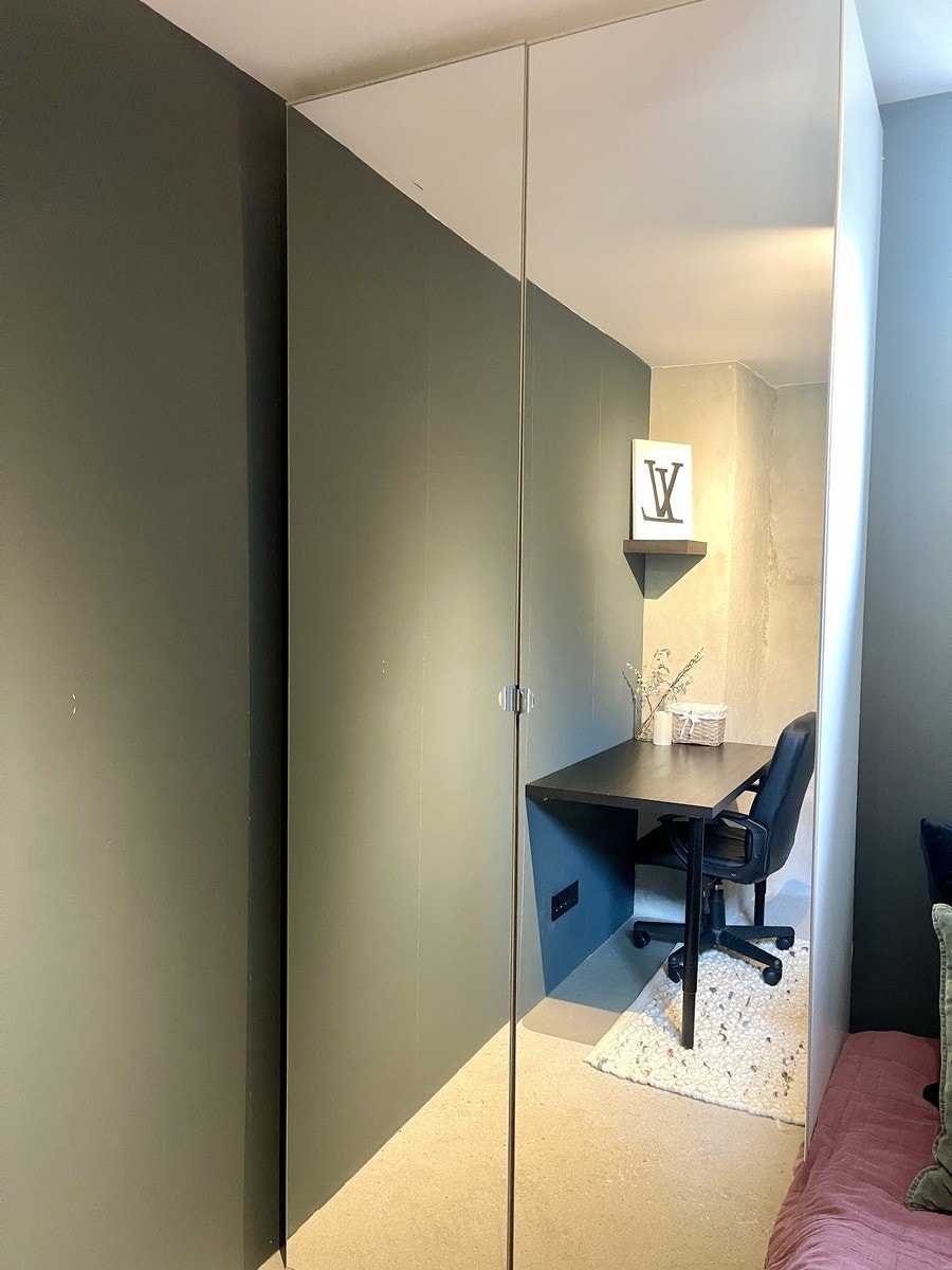 Stort speil klesskap med kontorpult Galleribilde