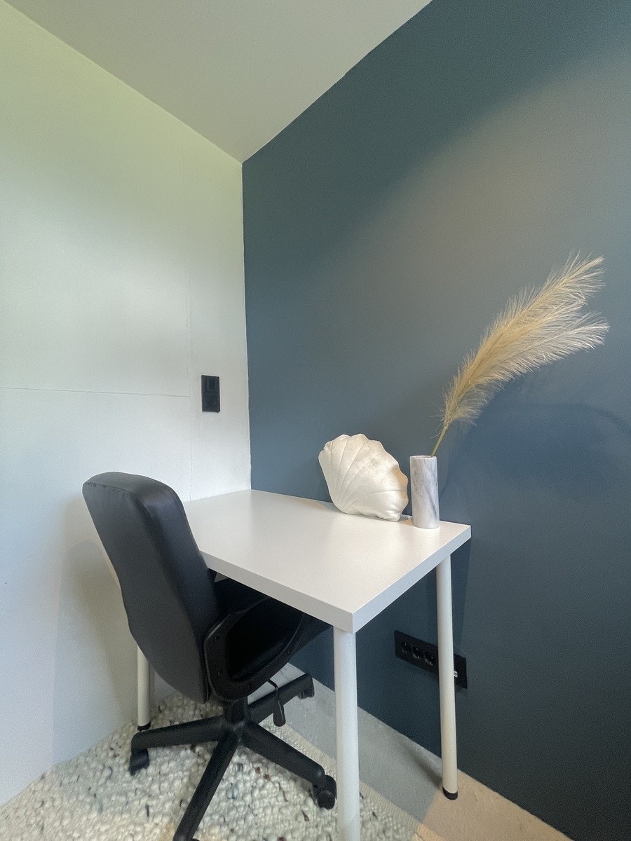 Skrivepult med jord toner Galleribilde