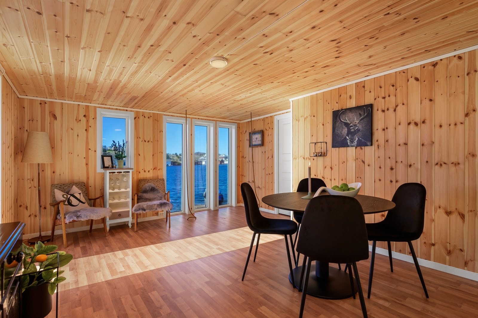 Man kan nyte utsikten like godt inne som ute. Galleribilde