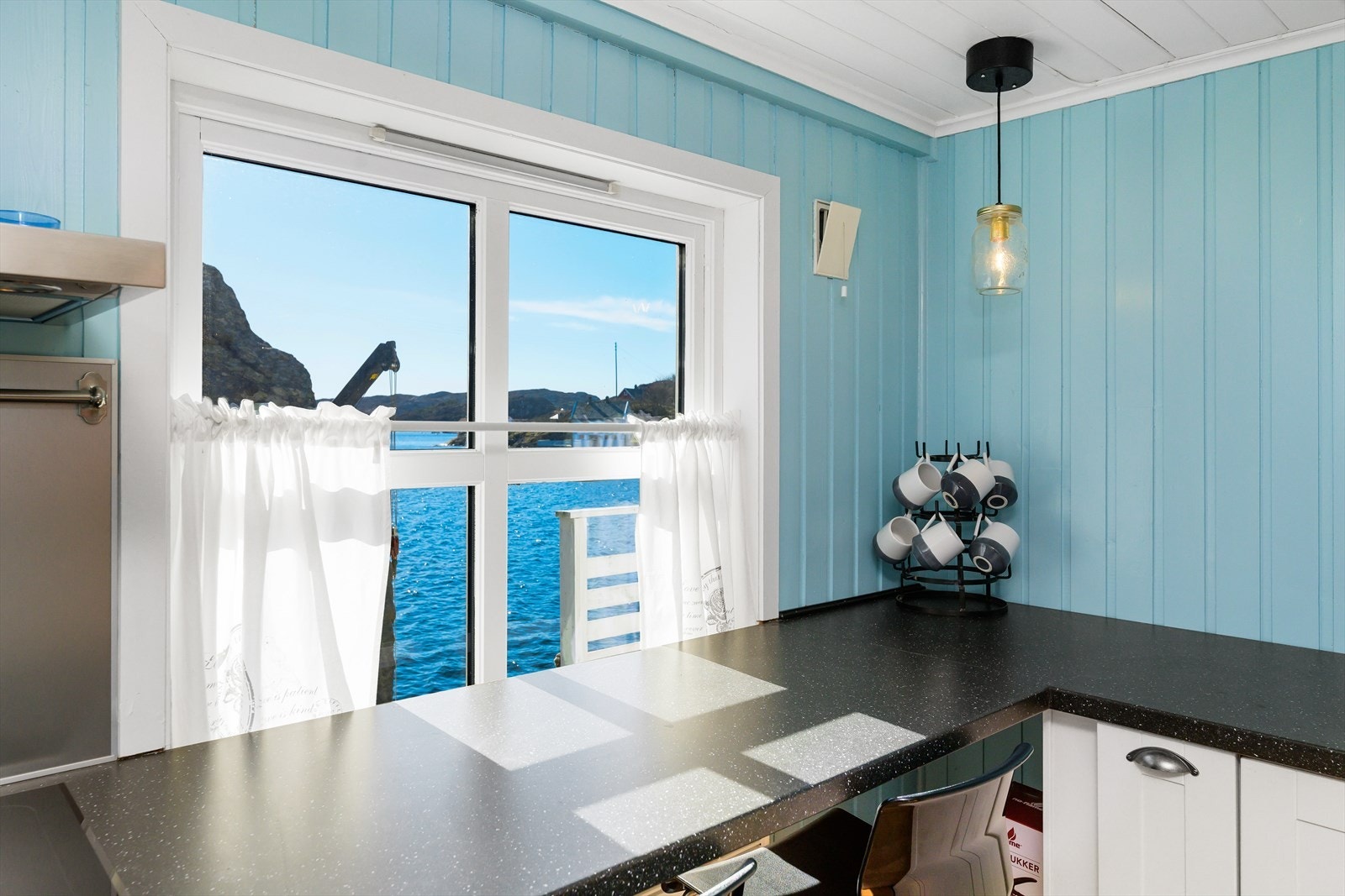 Her kan du lage middag eller spise frokost med sjøen som bakgrunn. Galleribilde