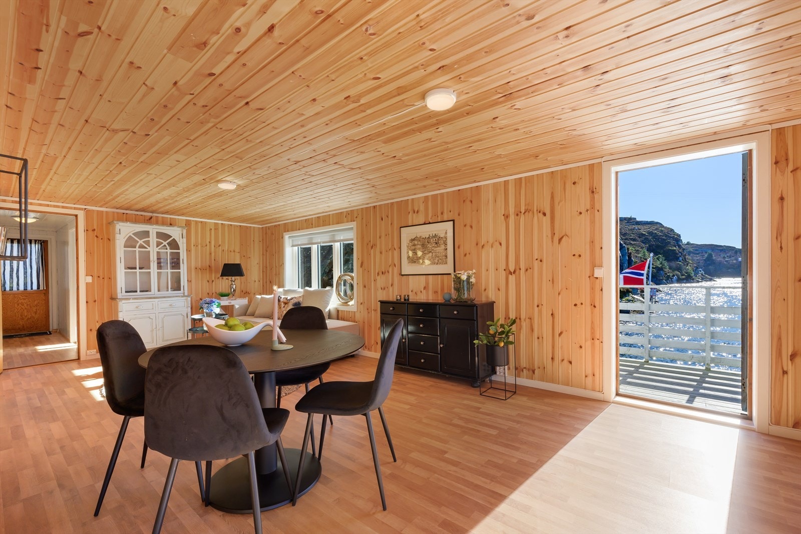 Stuen fremstår som lys og luftig, og det er enkelt å innrede med spisegruppe, sofagruppe og annet ønskelig møblement. Galleribilde