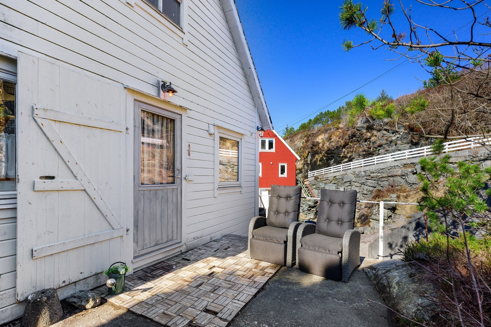 Utenfor hoveddøren finner du et hyggelig uteområde. Galleribilde