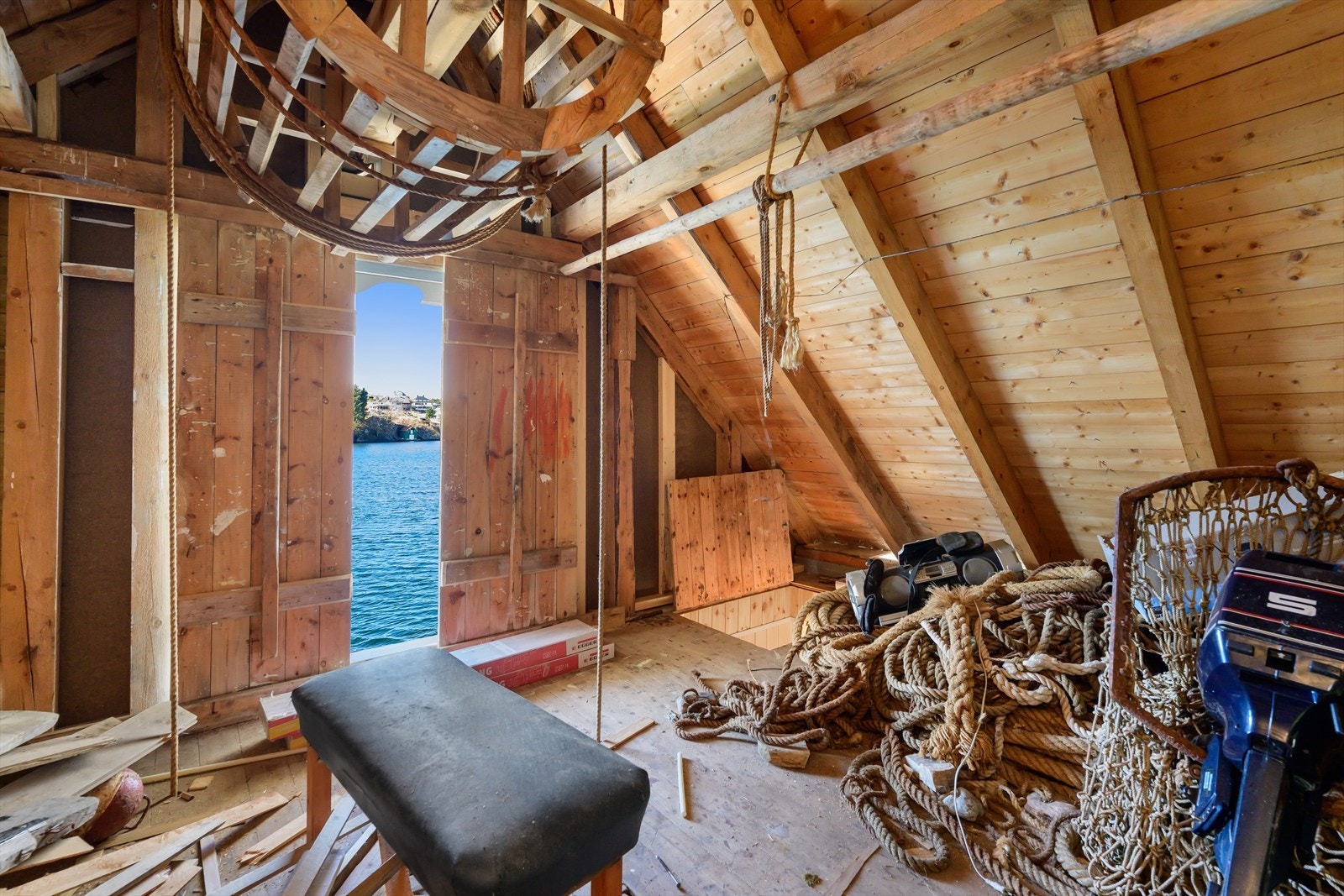 Uinnredet loft med skyveport i tre. Galleribilde