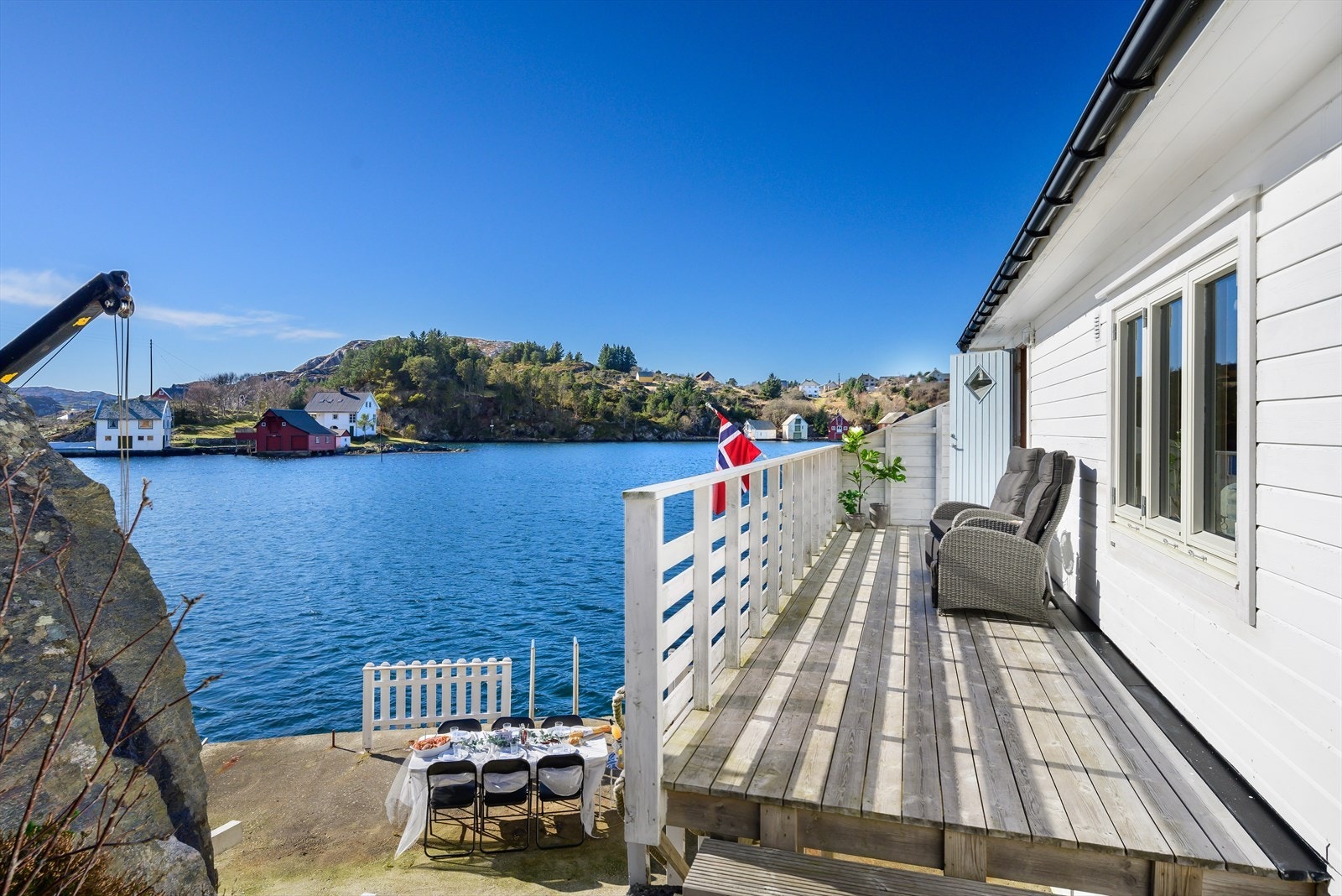 Fra inngangspartiet kan man gå direkte til altanen eller ned til kaiområdet. Galleribilde