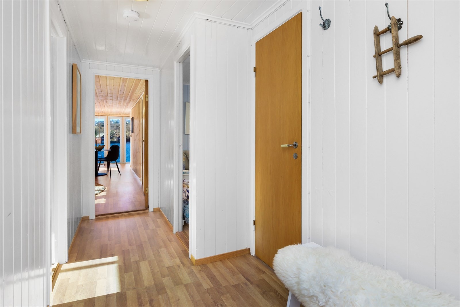 Det er direkte adkomst fra gang til kjøkken, stue, soverom og bad. Galleribilde