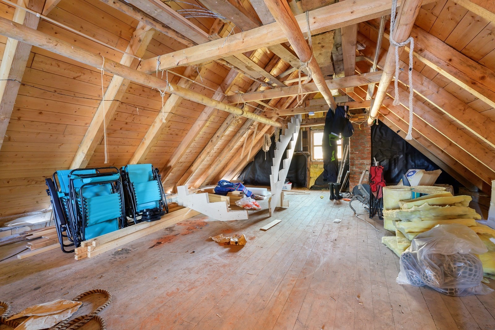 Loftet har en romslig layout, perfekt som oppbevaringsrom for å frigjøre plass i resten av hytten. Galleribilde