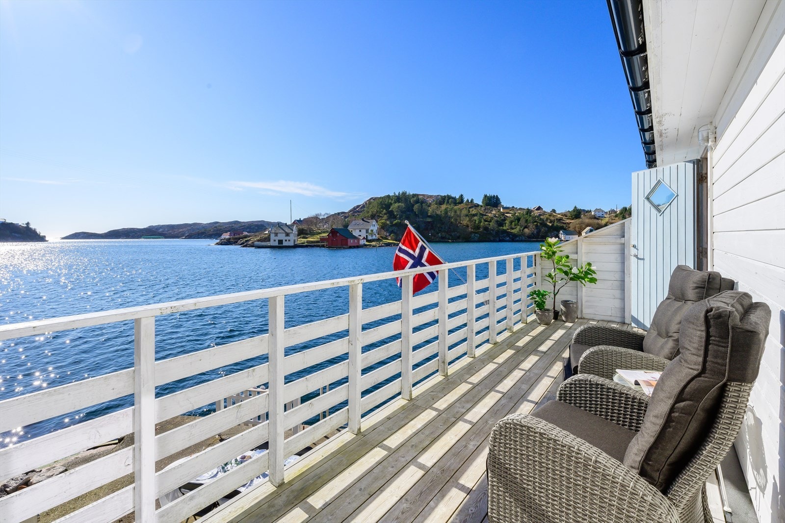 Fra stuen er det direkte adkomst til altan hvor du kan nyte denne fantastiske havutsikten. Galleribilde