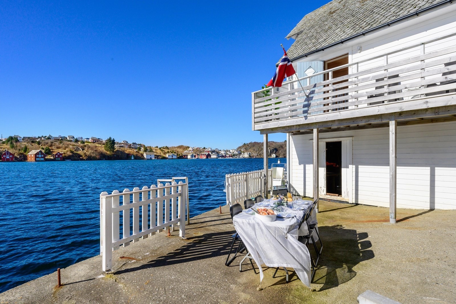 Direkte adkomst fra naustet til kaien. Ypperlig for både båtliv og sjøaktiviteter, med enkel tilgang rett utenfor døren. Galleribilde