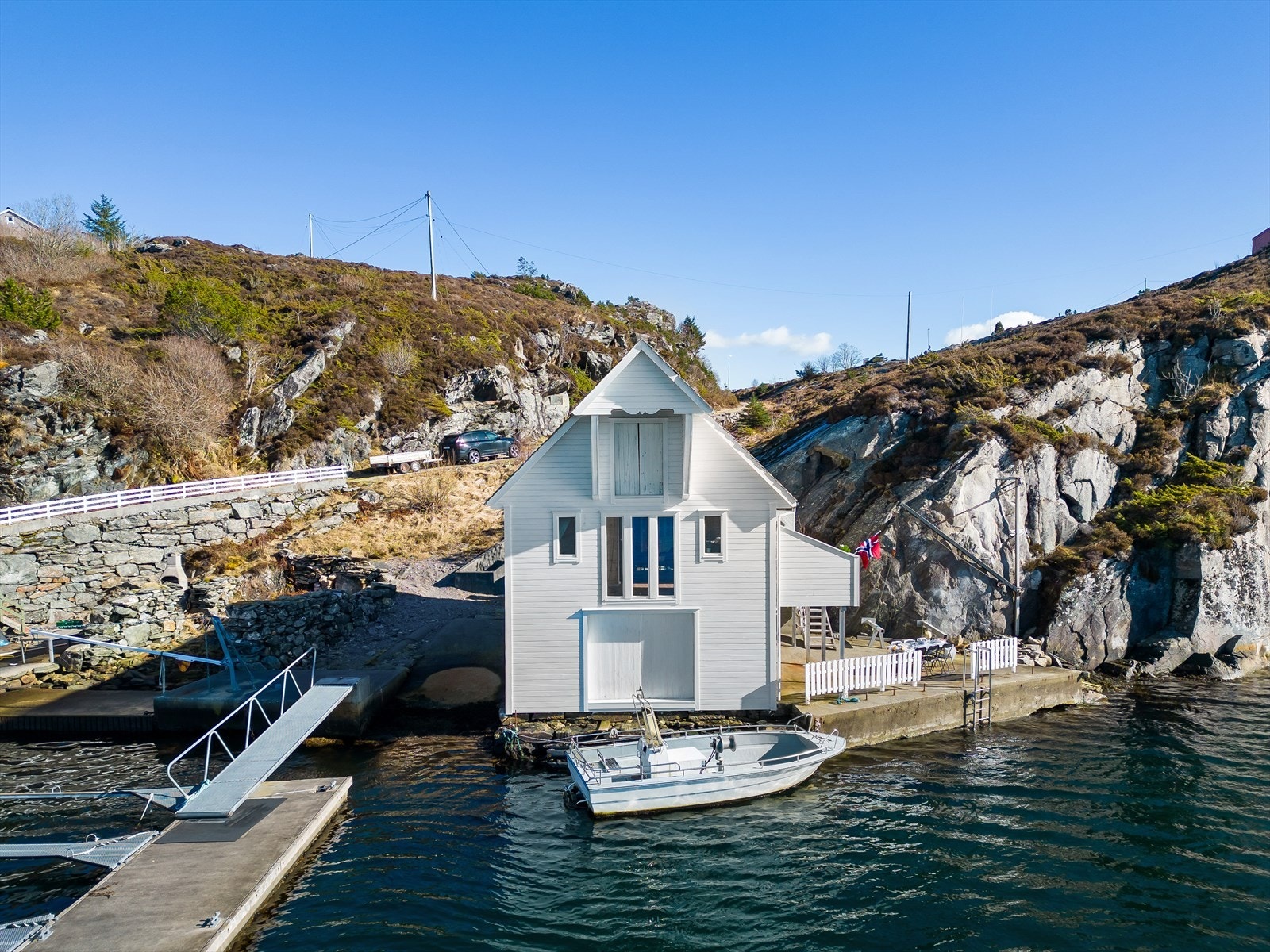 På kaien er det en manuelldreven kran. Galleribilde