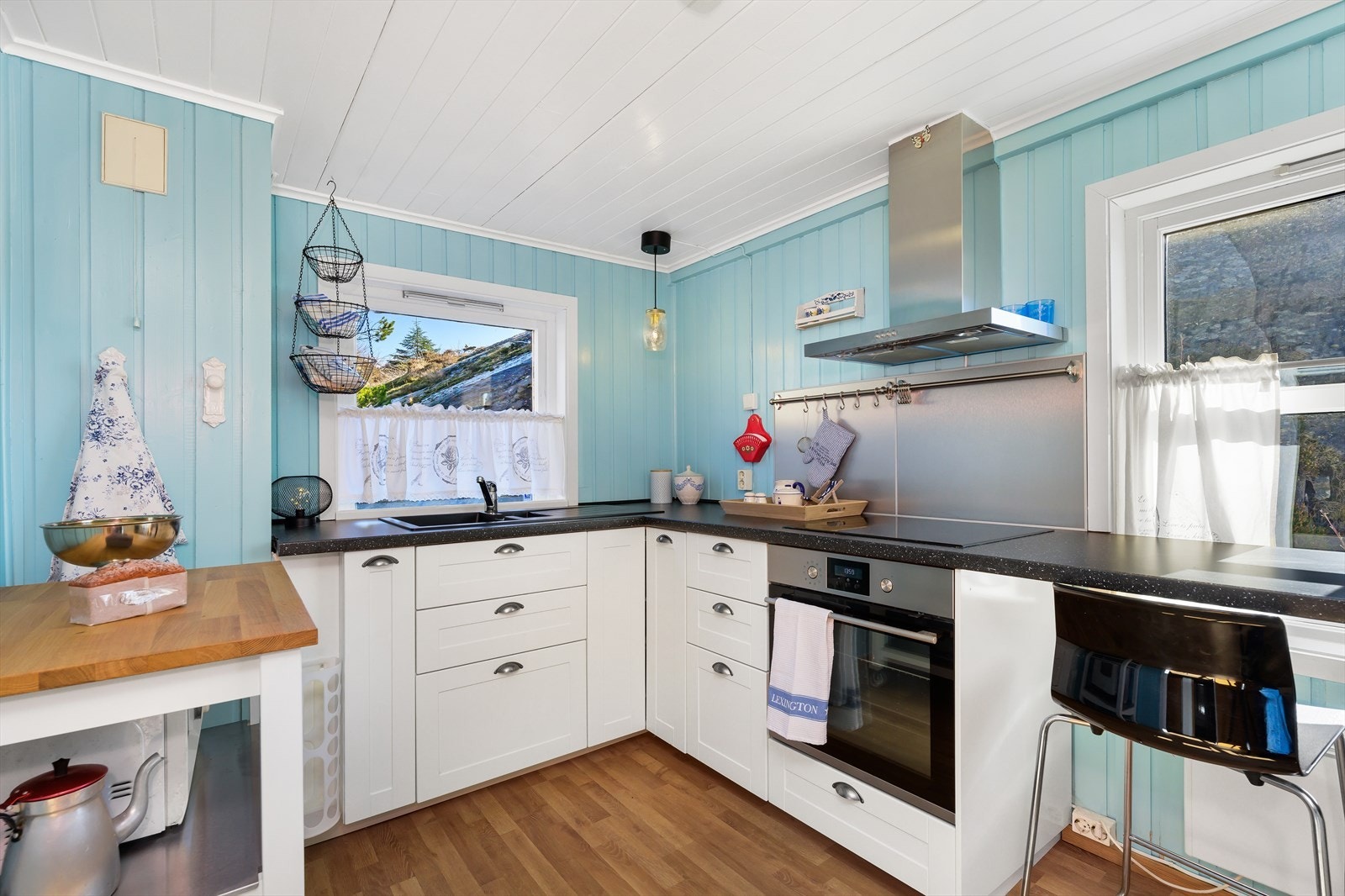 Kjøkkenet består av en klassisk innredning med hvite profilerte fronter og laminat benkeplate. Galleribilde