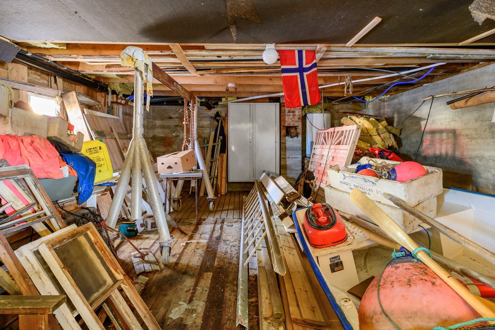 Underetasjen er av opprinnelig nauststandard. Ny varmtvannstank fra 2023. Galleribilde