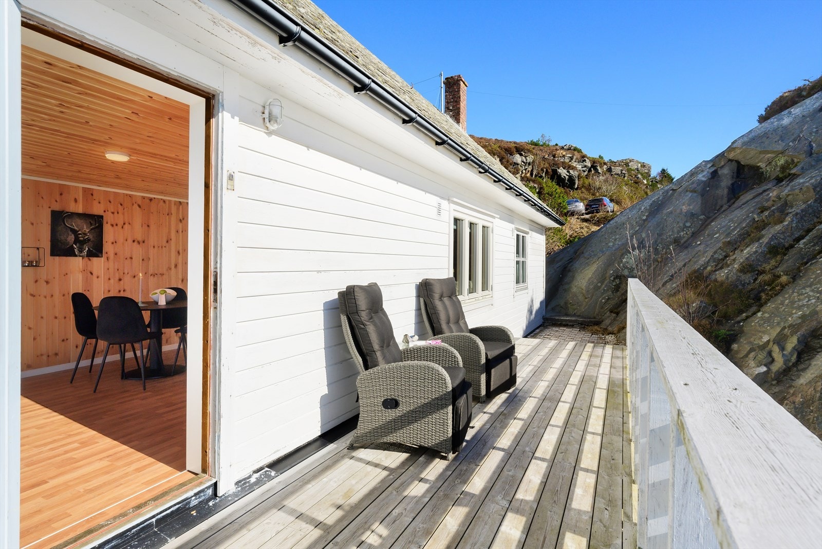 Altanen har adkomst fra begge sider og en trapp som leder deg direkte ned til kaien. Galleribilde