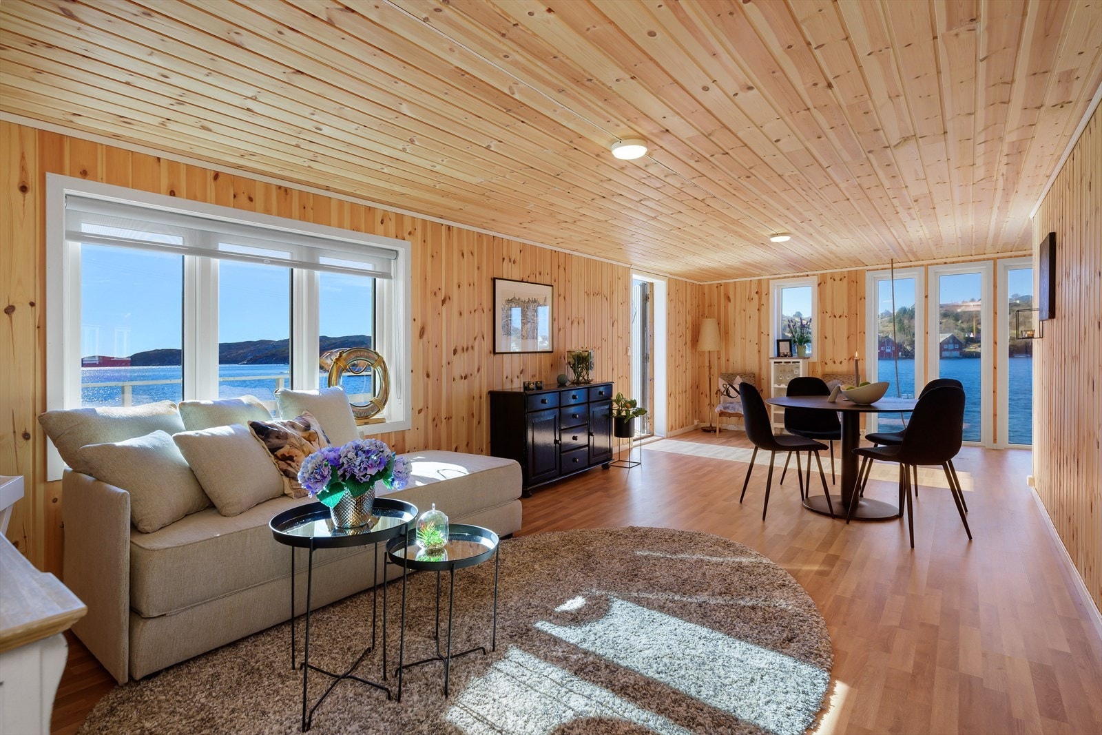 I denne etasjen finner du boligens samlingspunkt - Stue/spisestue, kjøkken, to soverom, to bad og altan. Galleribilde