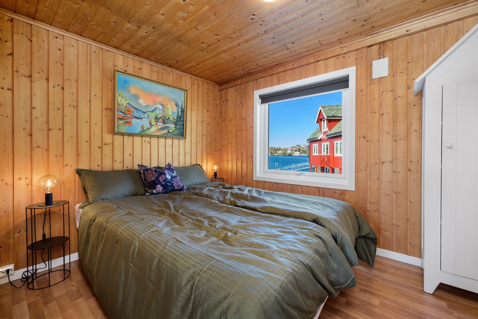 Innbydende hovedsoverom med god plass til dobbeltseng og nattbord for enkel oppbevaring. Galleribilde