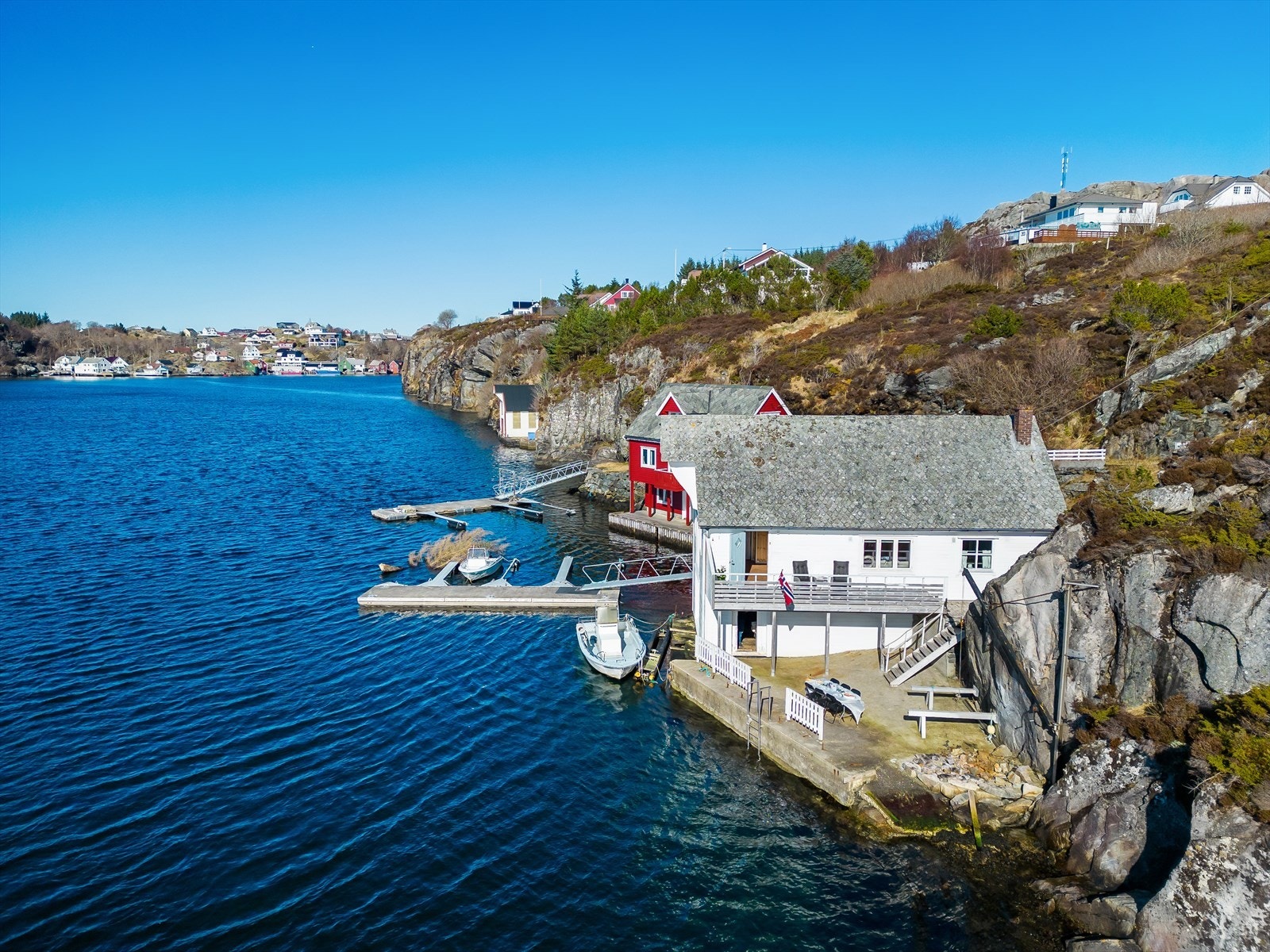 Det er kort vei med båt ut til storhavet og fiskeplassene på vestsiden av Sotra. Det er også flotte turmuligheter i Nordsjøløypa og til utsiktspunktet Bekhilderen. Galleribilde