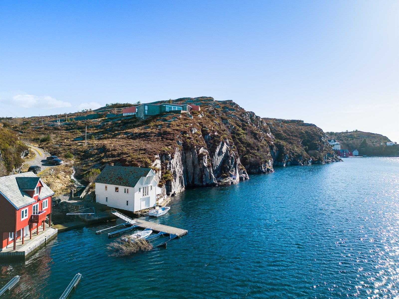 Det er kjørbar vei nesten helt frem til eiendommen. Galleribilde